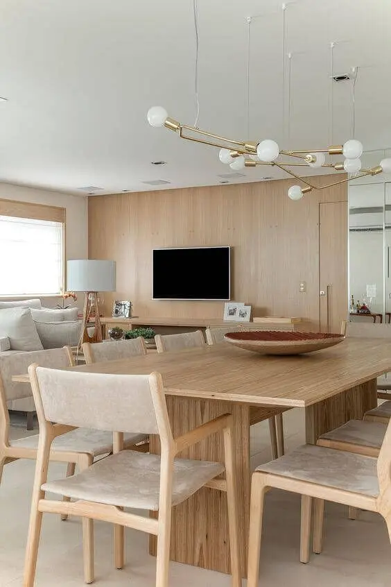 Referência de sala de jantar integrada em madeira clara